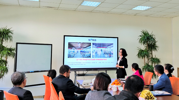  九游会·J9-官方网董事长常英向重庆工商大学领导一行介绍九游会·J9-官方网